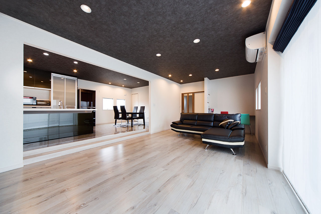 イワタ建設 【ラグジュアリー/2000万円台/40坪台/間取り】ホテルライクな28畳のLDK。大空間を見渡すステージキッチンの建築実例画像3