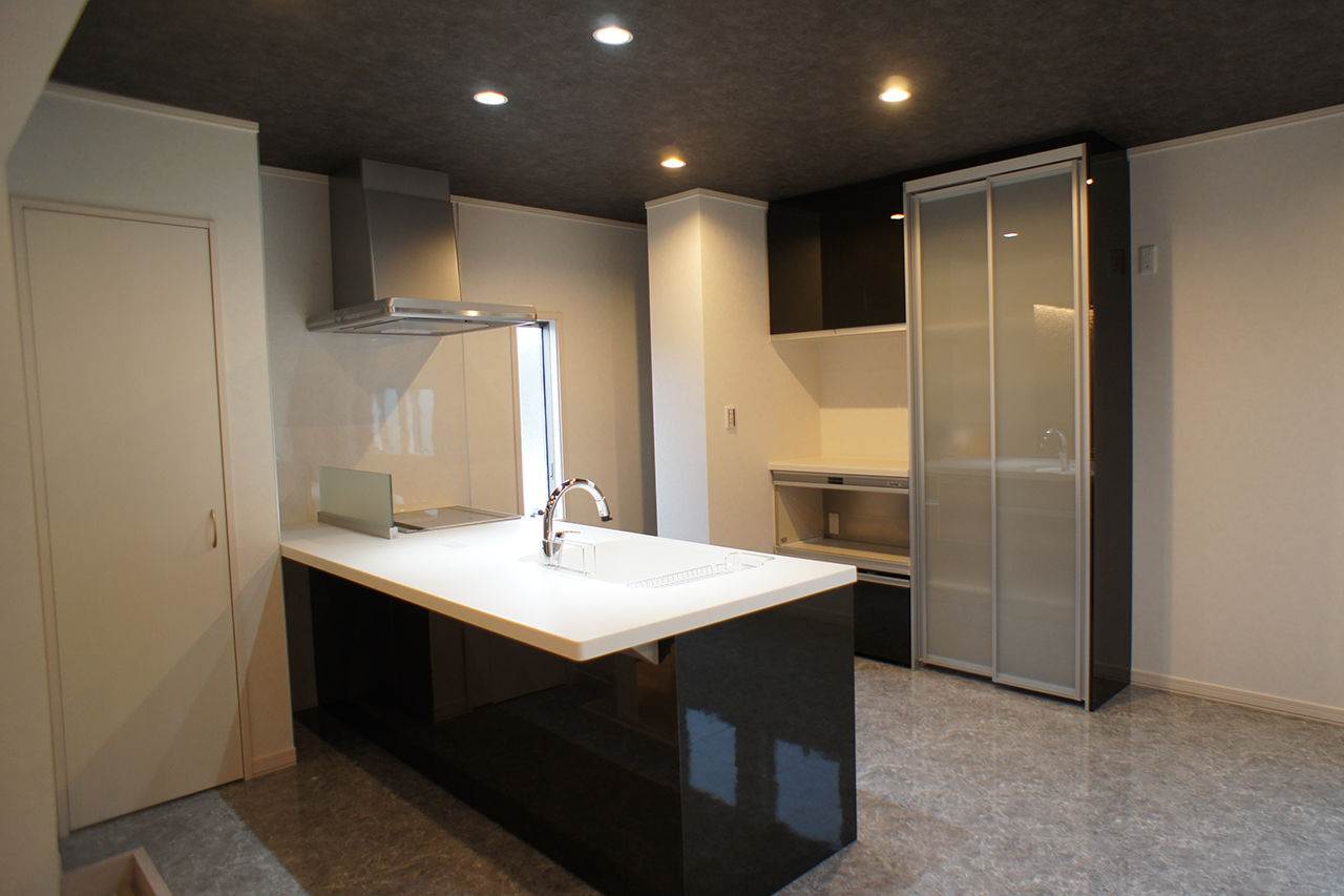 イワタ建設 【ラグジュアリー/2000万円台/40坪台/間取り】ホテルライクな28畳のLDK。大空間を見渡すステージキッチンの建築実例画像6