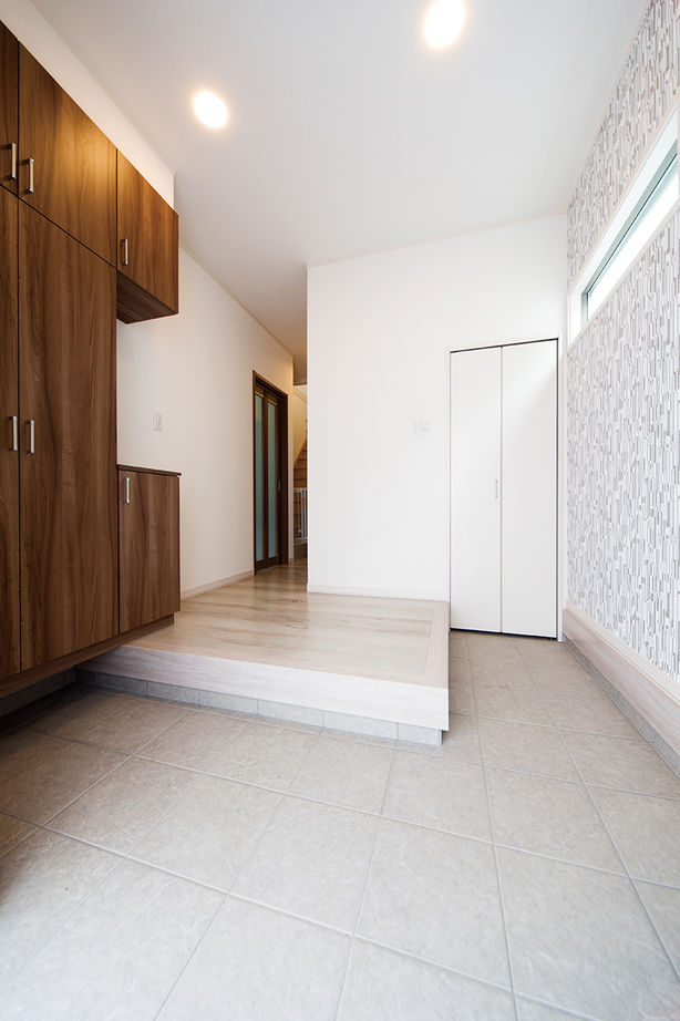 イワタ建設 【ラグジュアリー/2000万円台/40坪台/間取り】ホテルライクな28畳のLDK。大空間を見渡すステージキッチンの建築実例画像9