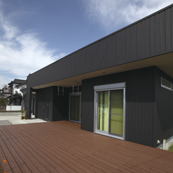 オオトリ建設 「家っぽい家はイヤ」に応えた外観デザイン。“全部お任せ”で憧れのガレージハウスが完成！の建築実例画像2