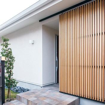 オオトリ建設 「何屋さん？」と聞きたくなる和モダンな外観。平屋風なのに天井高最大4ｍで開放的！空を身近に感じる家の建築実例画像2