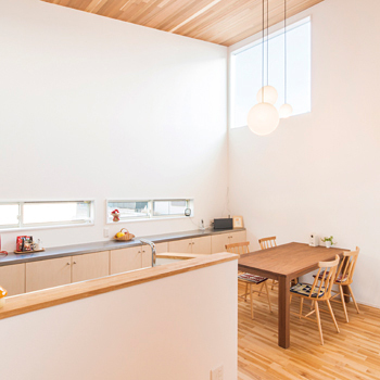 オオトリ建設 「何屋さん？」と聞きたくなる和モダンな外観。平屋風なのに天井高最大4ｍで開放的！空を身近に感じる家の建築実例画像3