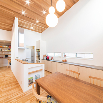 オオトリ建設 「何屋さん？」と聞きたくなる和モダンな外観。平屋風なのに天井高最大4ｍで開放的！空を身近に感じる家の建築実例画像4