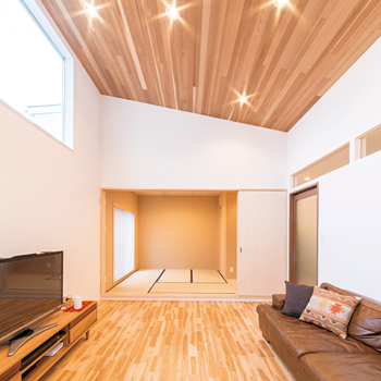 オオトリ建設 「何屋さん？」と聞きたくなる和モダンな外観。平屋風なのに天井高最大4ｍで開放的！空を身近に感じる家の建築実例画像6