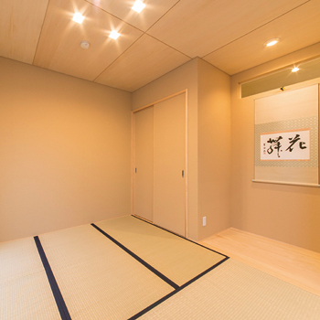 オオトリ建設 「何屋さん？」と聞きたくなる和モダンな外観。平屋風なのに天井高最大4ｍで開放的！空を身近に感じる家の建築実例画像7