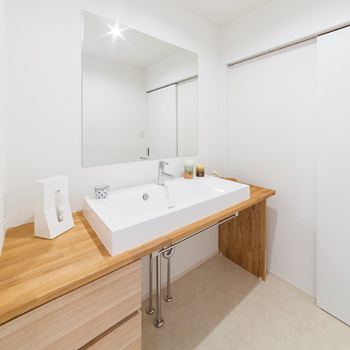 オオトリ建設 「何屋さん？」と聞きたくなる和モダンな外観。平屋風なのに天井高最大4ｍで開放的！空を身近に感じる家の建築実例画像9