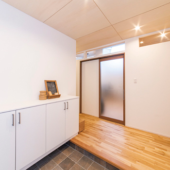 オオトリ建設 「何屋さん？」と聞きたくなる和モダンな外観。平屋風なのに天井高最大4ｍで開放的！空を身近に感じる家の建築実例画像10