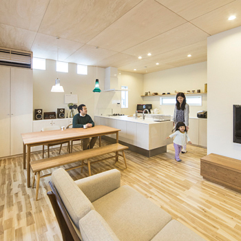 オオトリ建設 北欧ヴィンテージも、現代アートもしっくりくる、シンプルでカッコいい３階建ての木の家の建築実例画像2