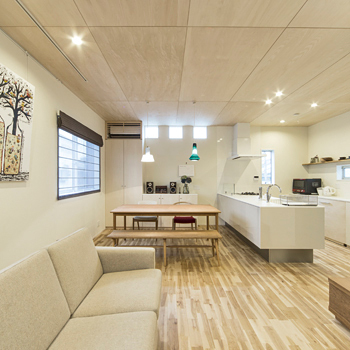 オオトリ建設 北欧ヴィンテージも、現代アートもしっくりくる、シンプルでカッコいい３階建ての木の家の建築実例画像3