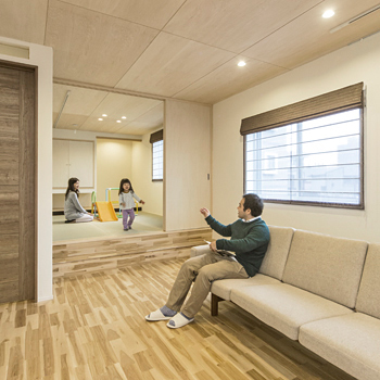 オオトリ建設 北欧ヴィンテージも、現代アートもしっくりくる、シンプルでカッコいい３階建ての木の家の建築実例画像4