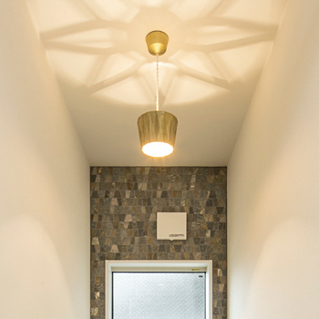 オオトリ建設 北欧ヴィンテージも、現代アートもしっくりくる、シンプルでカッコいい３階建ての木の家の建築実例画像5