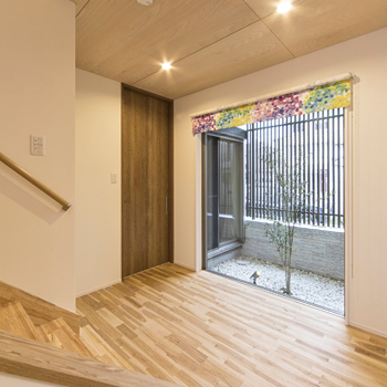 オオトリ建設 北欧ヴィンテージも、現代アートもしっくりくる、シンプルでカッコいい３階建ての木の家の建築実例画像8