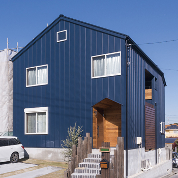 オオトリ建設 土地の探し方からプランまで、元・大工社長のアドバイスで想像以上の住まいに。高台に建つ青い三角屋根の家の建築実例画像1