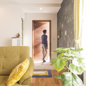 オオトリ建設 土地の探し方からプランまで、元・大工社長のアドバイスで想像以上の住まいに。高台に建つ青い三角屋根の家の建築実例画像2