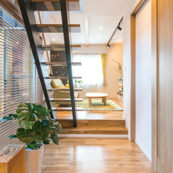 オオトリ建設 土地の探し方からプランまで、元・大工社長のアドバイスで想像以上の住まいに。高台に建つ青い三角屋根の家の建築実例画像4