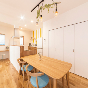 オオトリ建設 土地の探し方からプランまで、元・大工社長のアドバイスで想像以上の住まいに。高台に建つ青い三角屋根の家の建築実例画像6