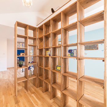 オオトリ建設 土地の探し方からプランまで、元・大工社長のアドバイスで想像以上の住まいに。高台に建つ青い三角屋根の家の建築実例画像9