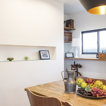 オオトリ建設 【2000～2500万円】シンプルモダンな外観。リゾートホテルのようなリビングは開放感いっぱいの建築実例画像5