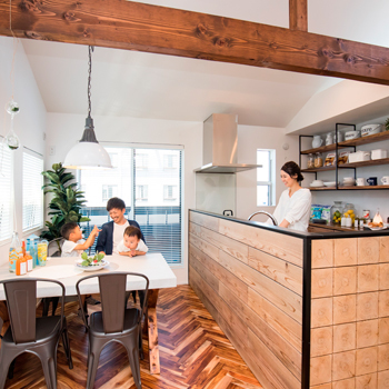 オオトリ建設 ２階リビングは26坪とは思えない開放感。空と緑を取り込んだカリフォルニアテイストの木の家の建築実例画像3