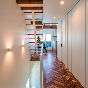 オオトリ建設 ２階リビングは26坪とは思えない開放感。空と緑を取り込んだカリフォルニアテイストの木の家の建築実例画像9