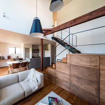 オオトリ建設 【2000～2500万円】【間取り図有】リビング階段は心地いい居場所の１つ。吹抜けのあるナチュラルモダンな家の建築実例画像3