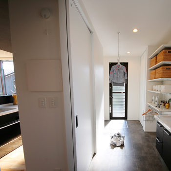 オオトリ建設 【2000～2500万円】【間取り図有】片付けが苦手でもスッキリ片付く。吹抜けのあるシンプルでかっこいい家の建築実例画像7