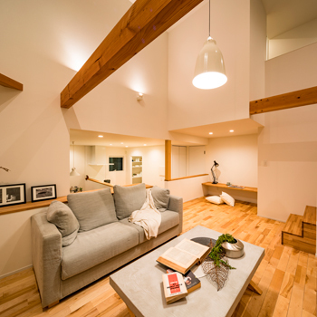 オオトリ建設 【1000万円台×スキップフロア×建築家】一緒にいても程よい距離感。吹抜けリビングとスキップフロアの家の建築実例画像2