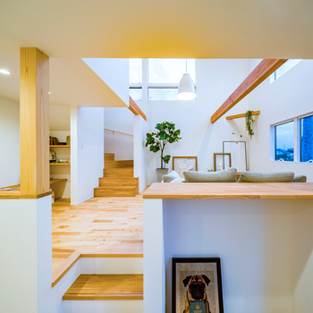 オオトリ建設 【1000万円台×スキップフロア×建築家】一緒にいても程よい距離感。吹抜けリビングとスキップフロアの家の建築実例画像3