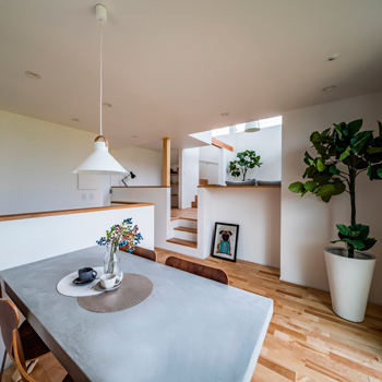 オオトリ建設 【1000万円台×スキップフロア×建築家】一緒にいても程よい距離感。吹抜けリビングとスキップフロアの家の建築実例画像4