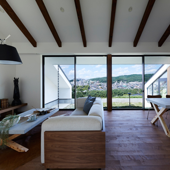 オオトリ建設 【傾斜地×平屋×建築家】絶景を独り占め。傾斜地に建つ建築家デザインの平屋の建築実例画像3