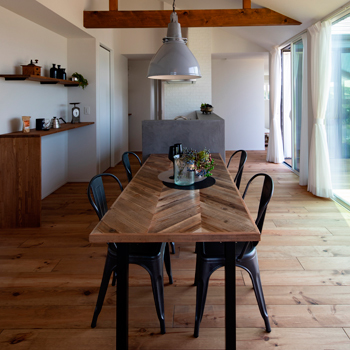 オオトリ建設 【平屋×アウトドア】広い庭とウッドデッキでＢＢＱ。アウトドア大好き夫妻が建てたかっこいい平屋の建築実例画像2