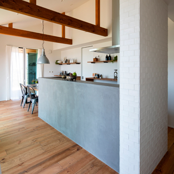 オオトリ建設 【平屋×アウトドア】広い庭とウッドデッキでＢＢＱ。アウトドア大好き夫妻が建てたかっこいい平屋の建築実例画像3