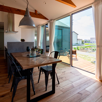 オオトリ建設 【平屋×アウトドア】広い庭とウッドデッキでＢＢＱ。アウトドア大好き夫妻が建てたかっこいい平屋の建築実例画像6