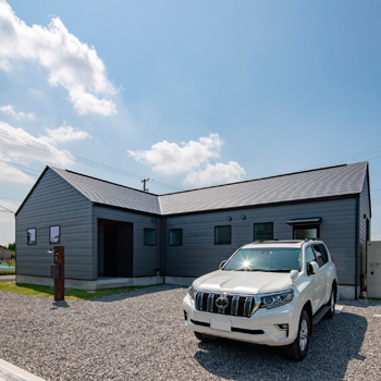 オオトリ建設 【平屋×アウトドア】広い庭とウッドデッキでＢＢＱ。アウトドア大好き夫妻が建てたかっこいい平屋の建築実例画像10