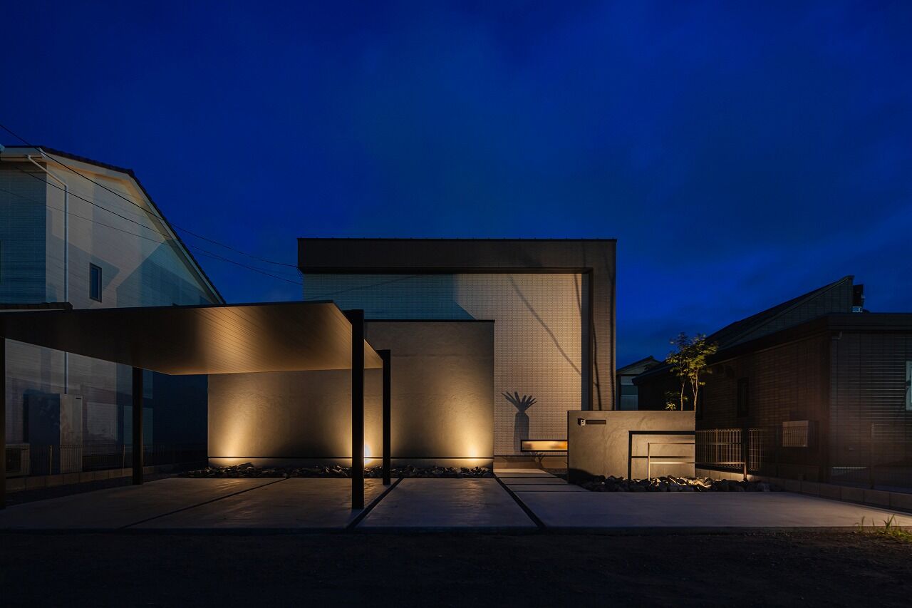 あいホーム。石塚工務店 【2500万円／間取り図有】スクエア型がカッコよく、タイル貼りの外観が灯りに映える住まいの建築実例画像