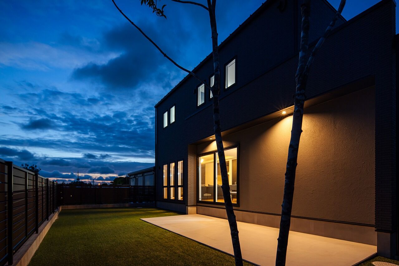 あいホーム。石塚工務店 【2500万円／間取り図有】スクエア型がカッコよく、タイル貼りの外観が灯りに映える住まいの建築実例画像2