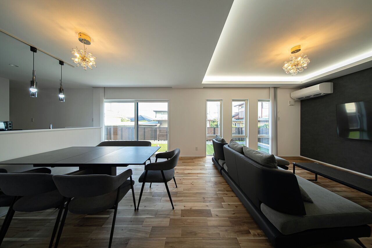 あいホーム。石塚工務店 【2500万円／間取り図有】スクエア型がカッコよく、タイル貼りの外観が灯りに映える住まいの建築実例画像3