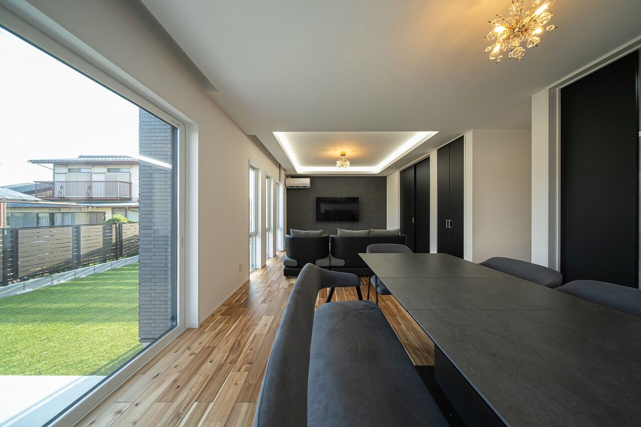 あいホーム。石塚工務店 【2500万円／間取り図有】スクエア型がカッコよく、タイル貼りの外観が灯りに映える住まいの建築実例画像4