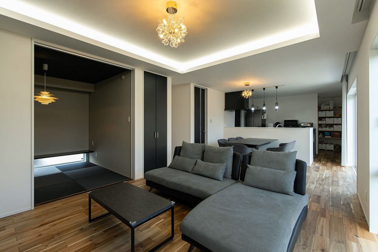 あいホーム。石塚工務店 【2500万円／間取り図有】スクエア型がカッコよく、タイル貼りの外観が灯りに映える住まいの建築実例画像5