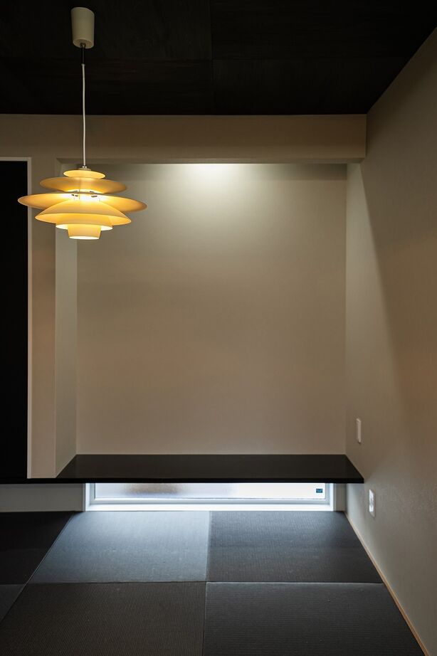 あいホーム。石塚工務店 【2500万円／間取り図有】スクエア型がカッコよく、タイル貼りの外観が灯りに映える住まいの建築実例画像6