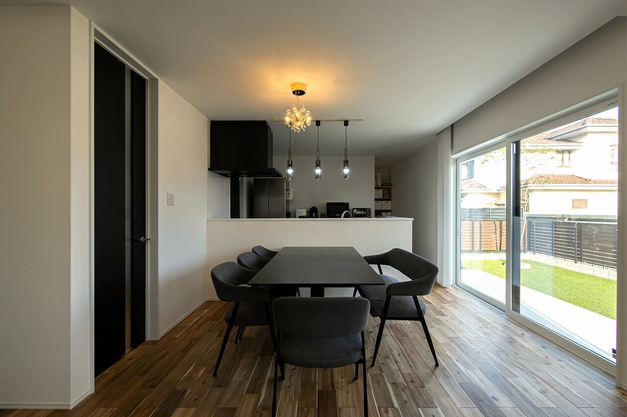 あいホーム。石塚工務店 【2500万円／間取り図有】スクエア型がカッコよく、タイル貼りの外観が灯りに映える住まいの建築実例画像7