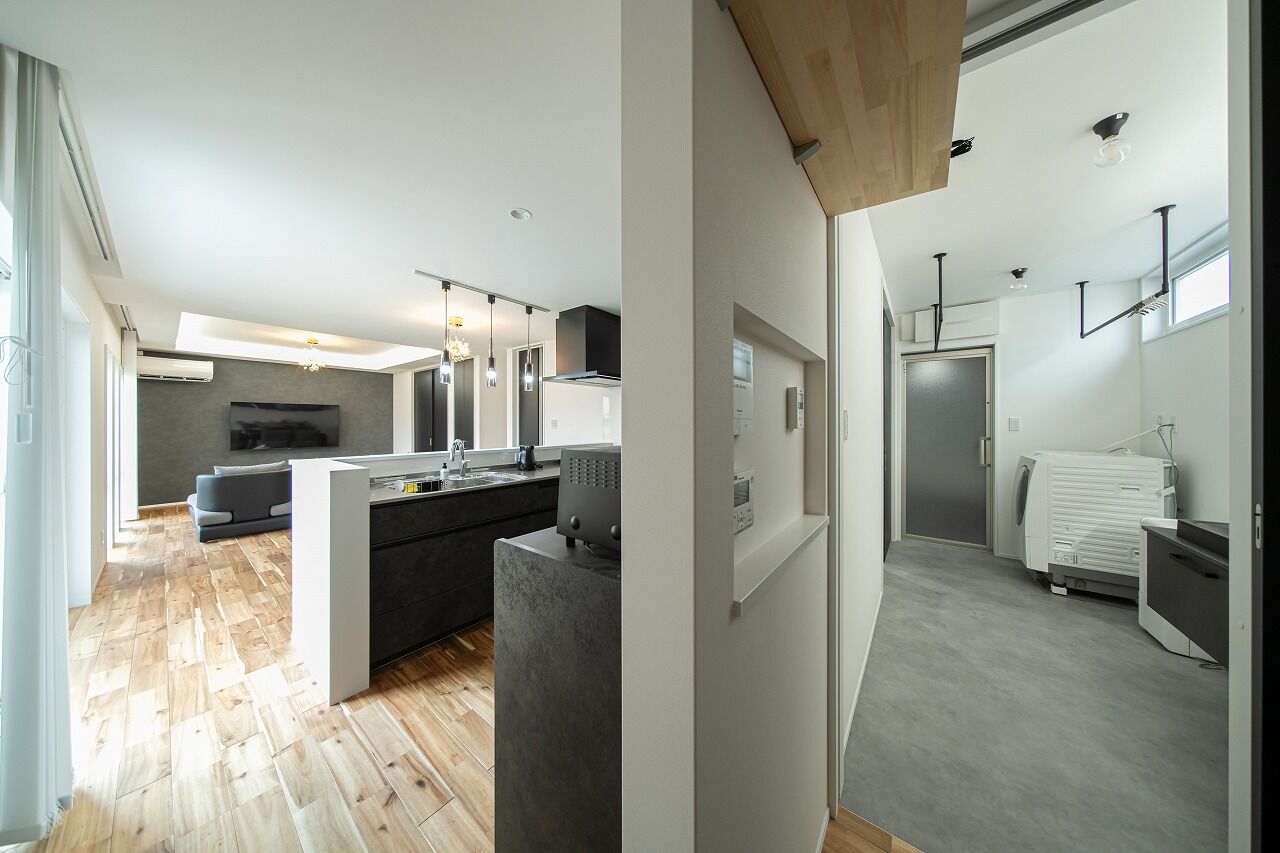 あいホーム。石塚工務店 【2500万円／間取り図有】スクエア型がカッコよく、タイル貼りの外観が灯りに映える住まいの建築実例画像8