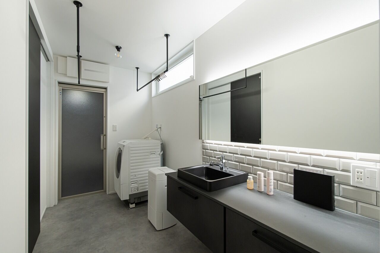 あいホーム。石塚工務店 【2500万円／間取り図有】スクエア型がカッコよく、タイル貼りの外観が灯りに映える住まいの建築実例画像9