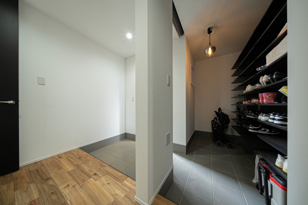 あいホーム。石塚工務店 【2500万円／間取り図有】スクエア型がカッコよく、タイル貼りの外観が灯りに映える住まいの建築実例画像10