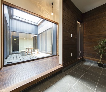 あいホーム。石塚工務店 【平屋/1585万円/間取り図有】こだわりも予算も妥協なし。無垢材や中庭に癒される平屋の建築実例画像2