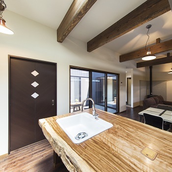 あいホーム。石塚工務店 【平屋/1585万円/間取り図有】こだわりも予算も妥協なし。無垢材や中庭に癒される平屋の建築実例画像4