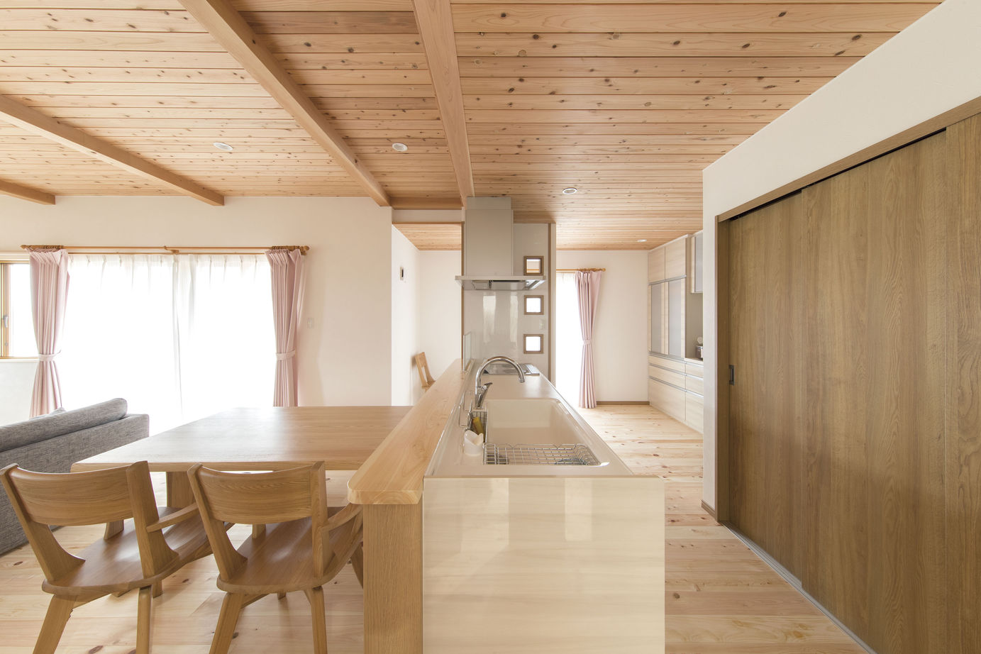 あいホーム。石塚工務店 【1600万円/間取り図有】杉の板張り天井に檜の床。無垢材の香りが心地よい住まいの建築実例画像1