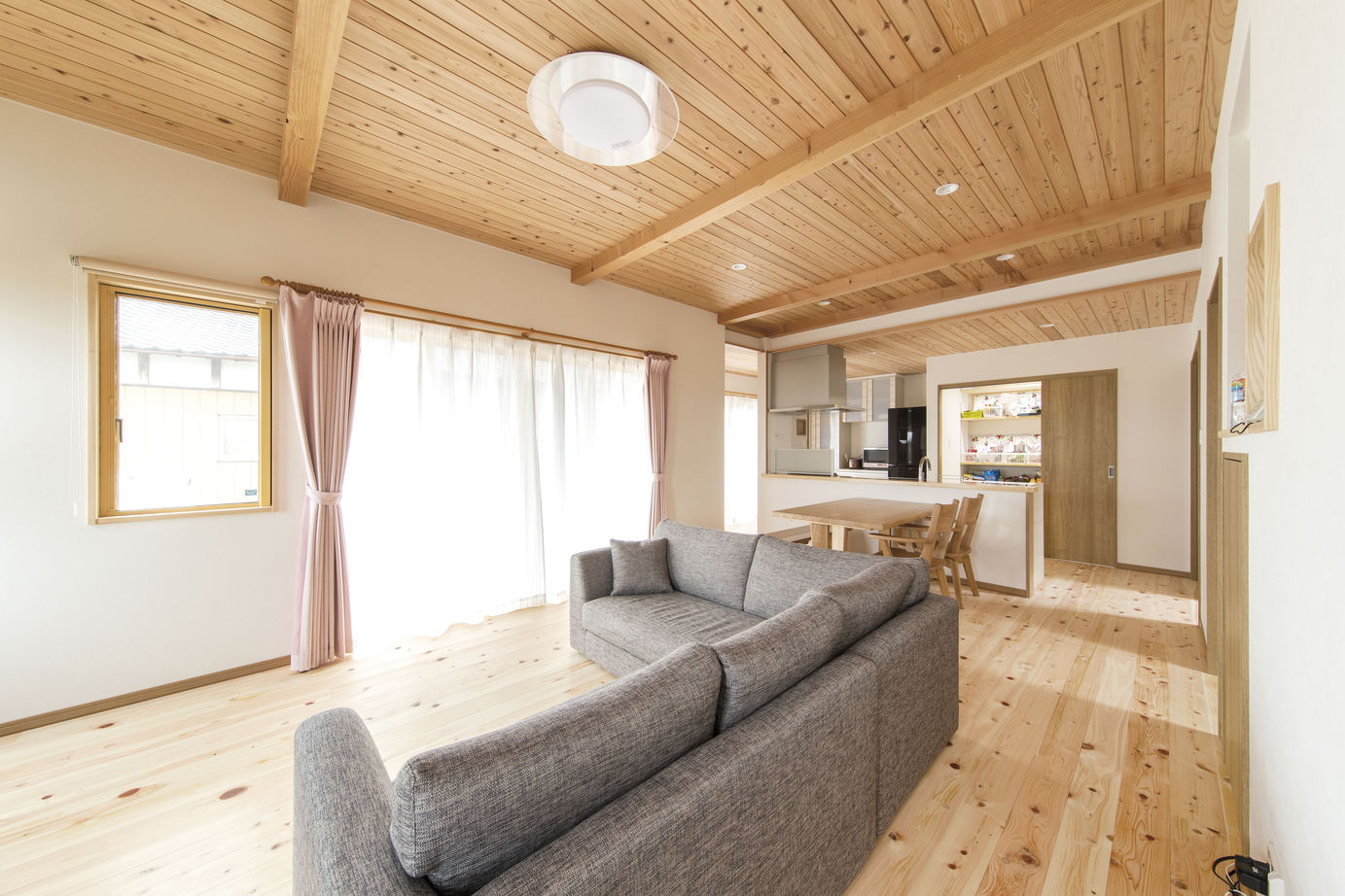 あいホーム。石塚工務店 【1600万円/間取り図有】杉の板張り天井に檜の床。無垢材の香りが心地よい住まいの建築実例画像2