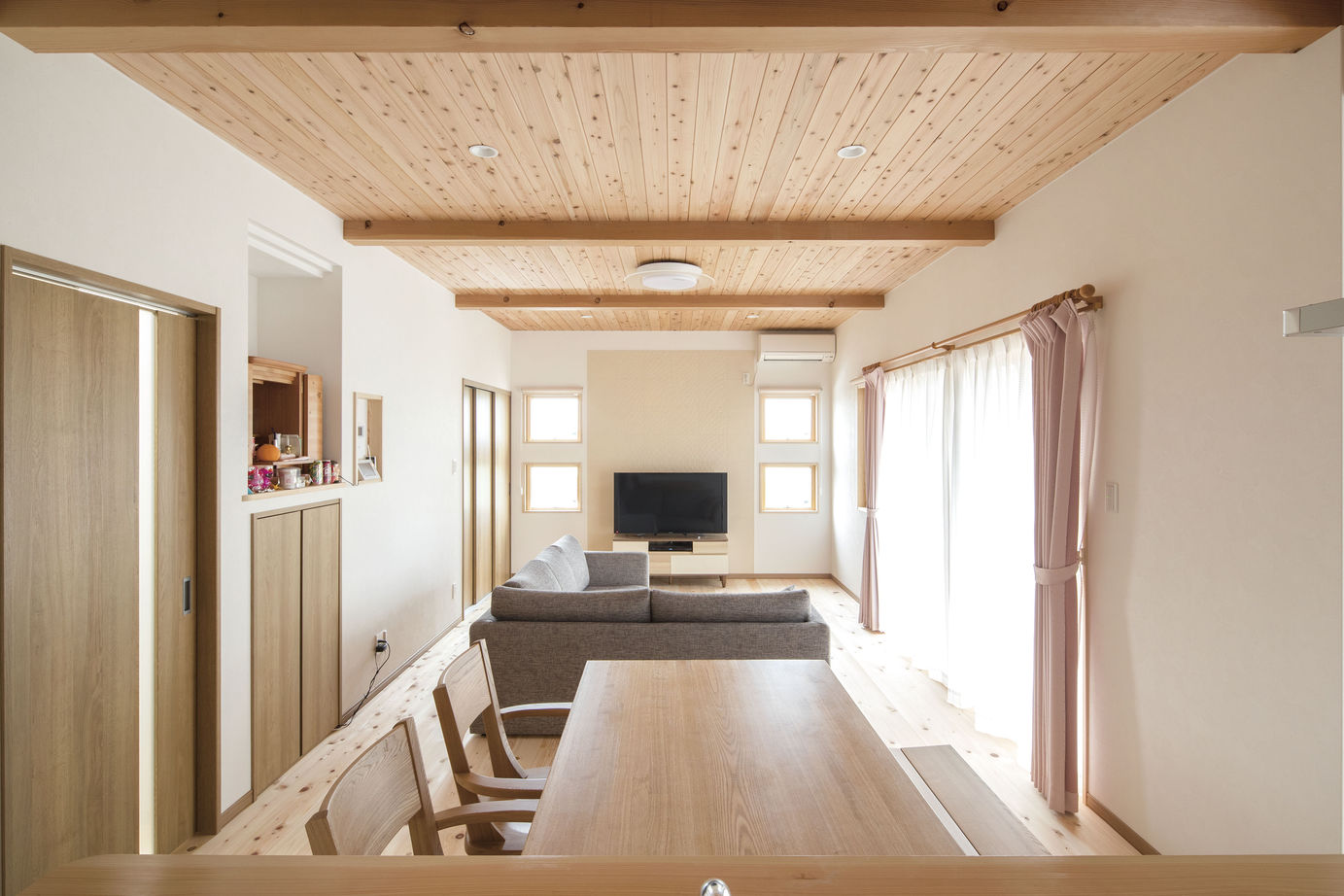 あいホーム。石塚工務店 【1600万円/間取り図有】杉の板張り天井に檜の床。無垢材の香りが心地よい住まいの建築実例画像3