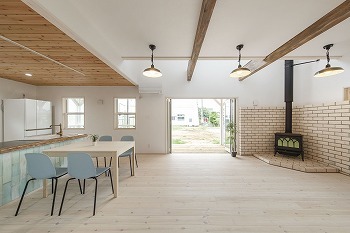 あいホーム。石塚工務店 【1650万円/間取り図有】一緒に考え、楽しく建てる！憧れのカバードポーチが庭と室内を緩やかに繋ぐ住まいの建築実例画像3